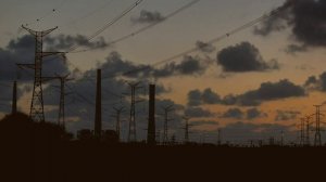 Почему в России напряжение в сетях 220 В а в США 110 В?