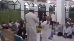 слабонервным не смотреть!!! изгнание джинна,чтение Корана . Real jinn caught on camera