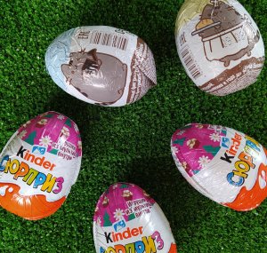 Открываю сладости. Киндер сюрприз.