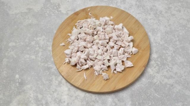 Салат с курицей яблоком и грецким орехом