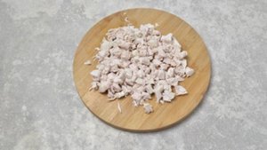 Салат с курицей яблоком и грецким орехом