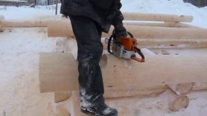 Окорка бревна рубанком, вырубка чаш.