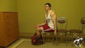 Накачать ноги дома (разгибания ног, сидя на стуле/лавке)