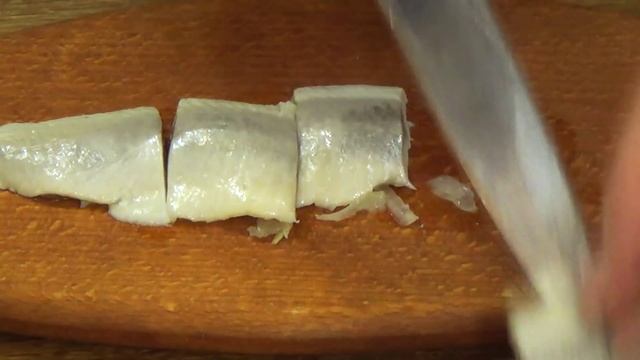 Закуска из сельди с маринованным луком.