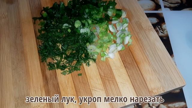 Мой самый любимый из летних салатов, с сыром, помидорами, огурцом и яйцами. Простой пошаговый рецеп