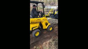 Мини-погрузчик на мини-лесоповале. Перевозка бревен и планировка участка челюстным ковшом.
