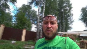 Бюджетный и оригинальный фасад из необрезной доски