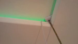 Разноцветная диодная полоса в потолке