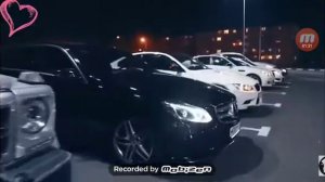 Она холодная как лёд, Она танцует и поет.