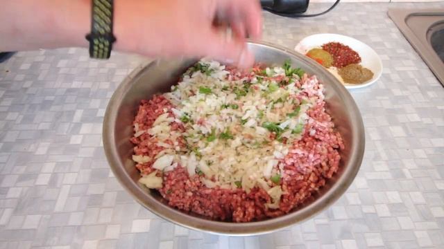 Видео рецепт колбасок из мяса косули_ как просто и вкусно приготовить купаты в домашних условиях.mp4