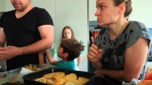 Ксюшу ЗАКРЫЛИ в Диване / Довела Папу  /Сколько ВЕСЯТ Девочки  /Влог Сестрички life