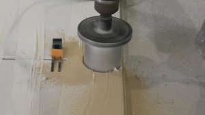 Как сделать отверстие под подрозетник на стыке двух плиток.