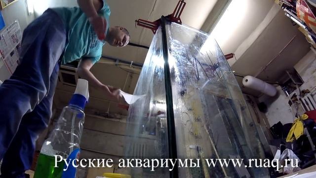 Как делать швы на примере ремонта аквариума (крупный план) смотреть онлайн