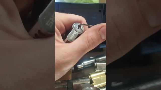 Вскрытие замка avers отмычками. Английский профиль 6 пинов
