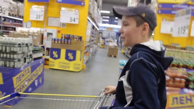 ЧТО КУПИТ ШКОЛЬНИК НА 1.000 рублей? айфон? подарок маме? смотреть онлайн