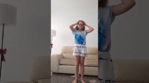 танцую танец под песню лёд:Настя кош ????