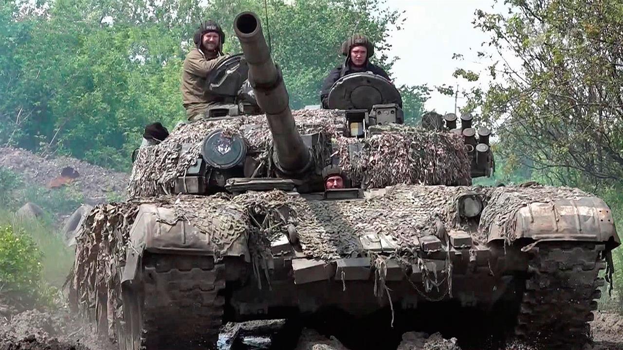 Танкисты батальона "Август" оказывают огневую поддержку подразделениям в ЛНР