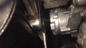 Вот так работает исправный (новый) натяжитель ремня генератора Пассат Б6