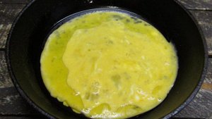 Горячий бутерброд с омлетом и колбасой