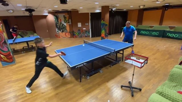 Настольный теннис. Китайский телефон против латышкой теннисной ракетки. Xiaomi MI10 vs Atemi. смотреть онлайн