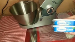 Шоколадный торт с шифоновым бисквитом, карамельным крем-чизом и карамелью