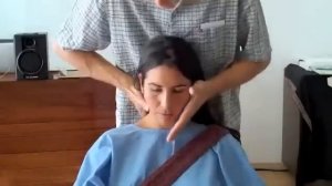 Врач показывает как вправить шейный позвонок