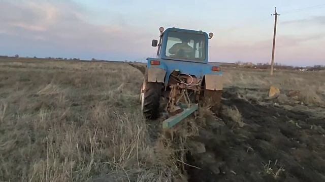 пахота трактора МТЗ 80 Беларус
