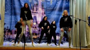 Танец из Новогоднего шоу старшеклассников