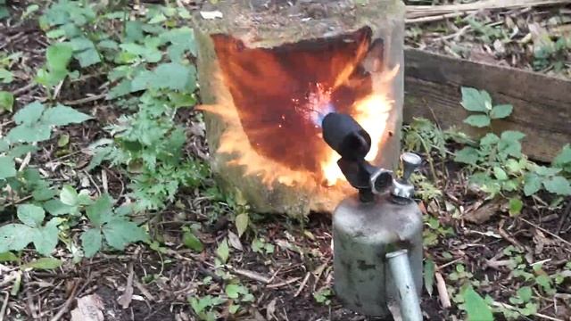 Газовая горелка раскаляет пень дерева до углей! MAH03488 смотреть онлайн