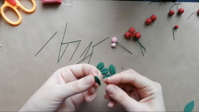 DIY/ Снежноягодник и брусника из полимерной глины, и фоамирана. #ягодысвоимируками #полимернаяглина