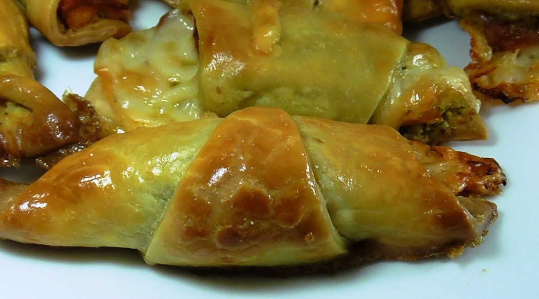 Рогалики из слоеного теста. Рогалики с колбасой и сыром.
