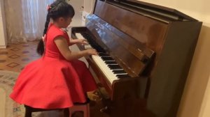 Старинная французская песенка играет Ясмина 7лет ...