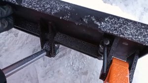 Бортоповоротный универсальный мини-погрузчик. Работа на уборке снега.