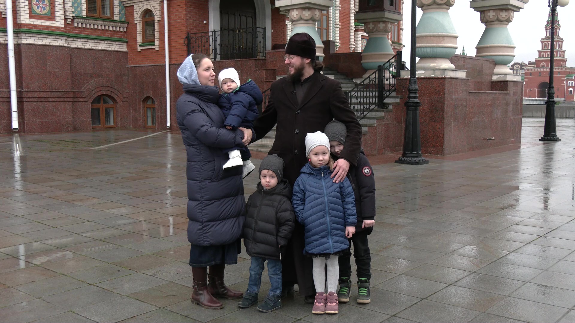 День отца: Йошкаролинец Дмитрий Копылов с женой воспитывает 4 детей