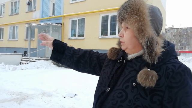 «Бабушки решили вопрос»: почему «скорая» с ребенком и автохам не разъехались во дворе дома 3/3 смотреть онлайн