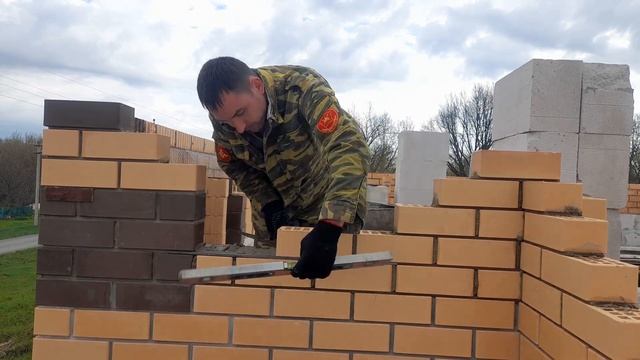 Строительство коттеджа из облицовочного кирпича и газосиликатного блока. Всё самое главное смотреть онлайн