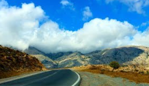 - Живописные горные серпантины региона Лассити. Крит, Греция. 12.09.2019