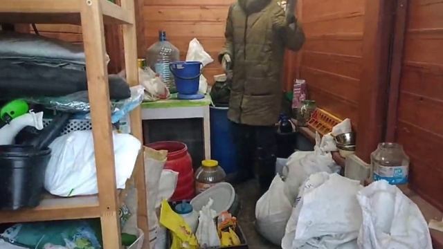 КОРМ КУРАМ!!!☃️?? #курятник #деревенскаяжизнь #кормлениекур