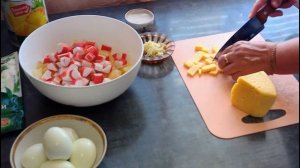 салат с ананасом и крабовыми палочками