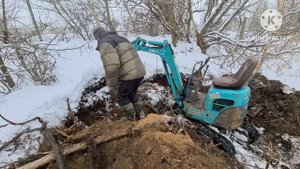 Коп металла эксковатором. Медь.