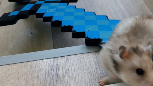 Хомяк в Майнкрафт (Крипер на танке) смотреть онлайн