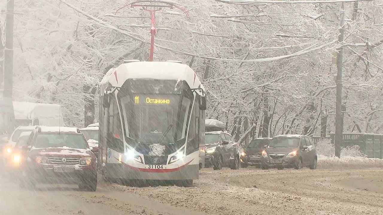 В европейской части России из-за мощных снегопадов...оледа резко возросло количество дорожных аварий