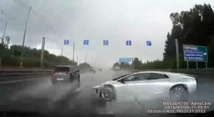 Lamborghini врезался в отбойник