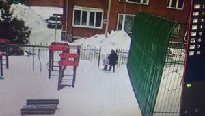 Видеокамера зафиксировала падение ребенка в открытый канализационный колодец в Бердске
