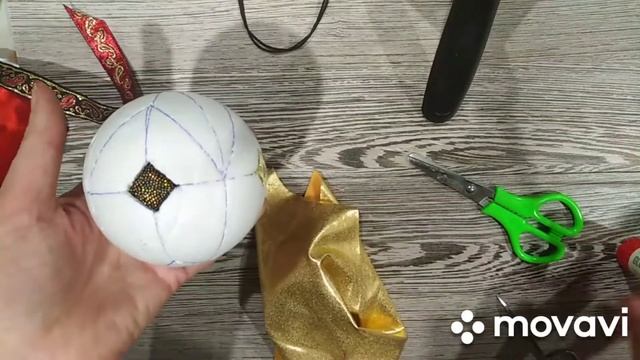 Кимекоми на елочном шаре! Красное и золотое.