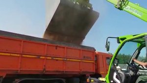 Телескопический погрузчик MERLO TURBOFARMER 42.7 погрузка зерна в самосвал 3х кубовым ковшом