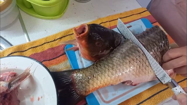 СУПЕРОЧИСТКА ЧЕШУИ РЫБЫ и ПИРОГ С САЗАНОМ !! смотреть онлайн