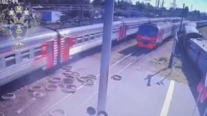 Момент столкновения КамАЗа с электричкой в Петербурге.Момент столкновения электрички и грузовика.