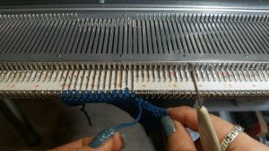 Закрытие петель декером на вязальной машине