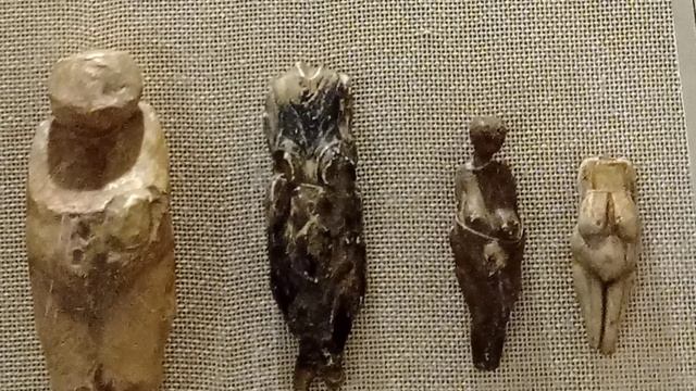 Археологические находки в историческом музее.